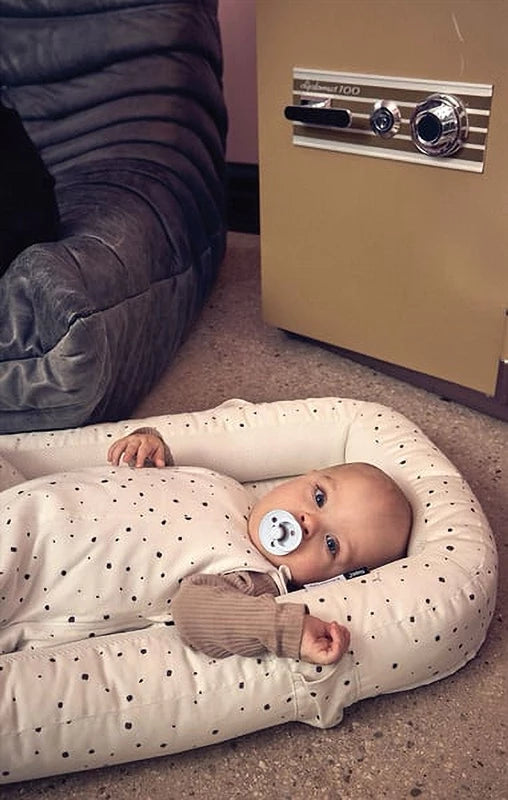 Najell Sovepose - Dot White/6-18 måneder