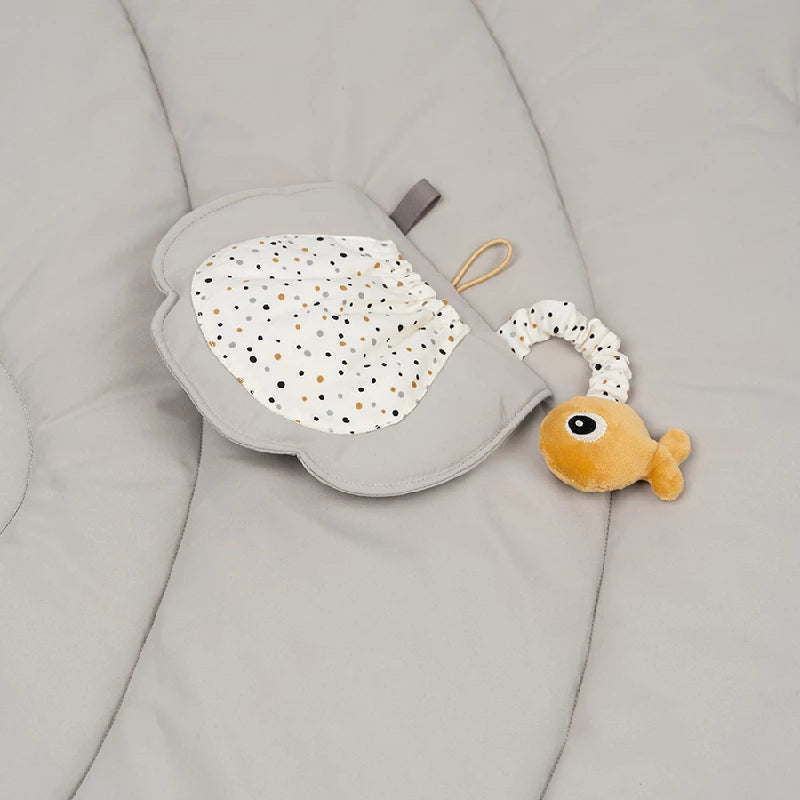 Done by Deer Aktivitets legetæppe Sea friends Grå