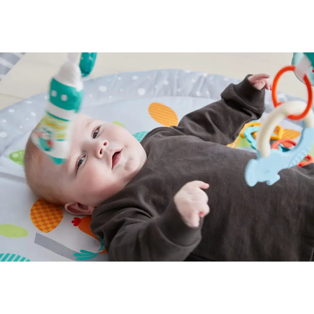 Aktivitetsstativ med 4 stykker legetøj - Skovtema