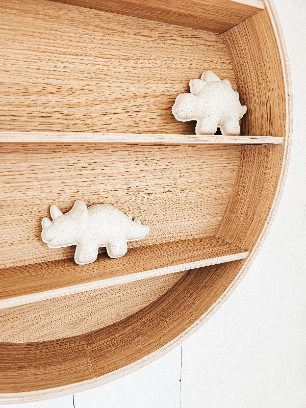 Curve Lab Udstillingsreol - Birketræsfinér med en overflade afslutning i egetræ