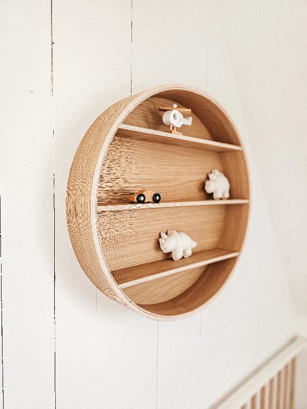 Curve Lab Udstillingsreol - Birketræsfinér med en overflade afslutning i egetræ