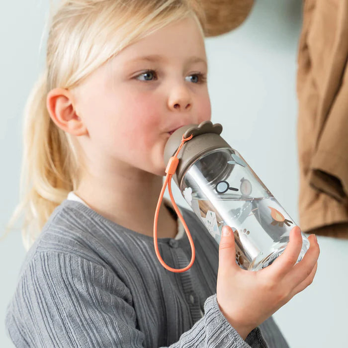 Done by Deer Drikkedunk m/sugerør Tiny trails 350 ml - sand