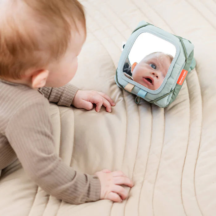 Done by Deer Baby kontrastkortholder Tiny farm Grøn
