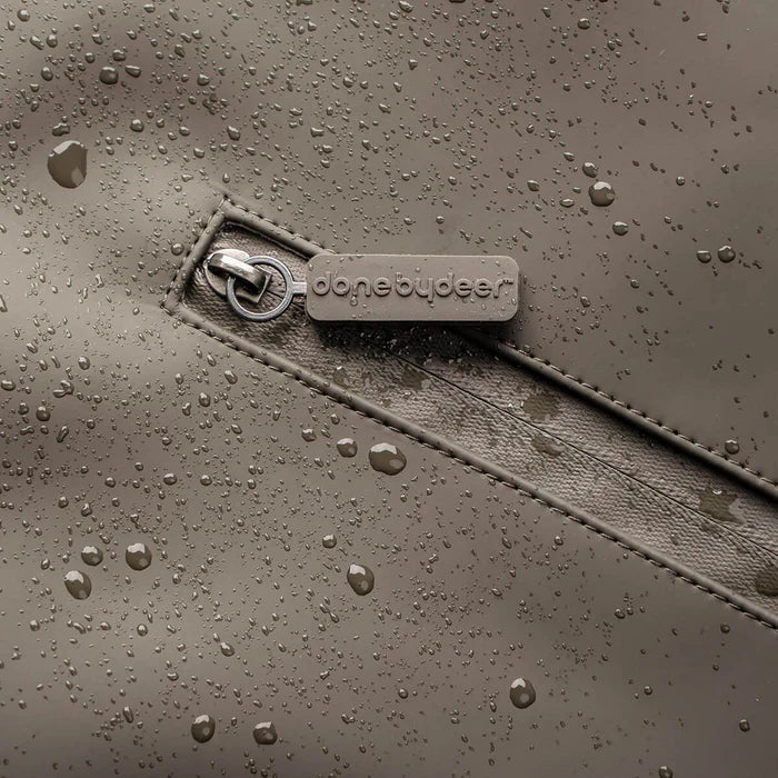 Done by Deer Puslerygsæk Taupe