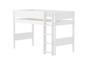 FLEXA WHITE Mellemhøj seng 143 cm med stige og grooves sengehest 90x200 cm- Hvid