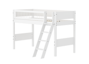 FLEXA WHITE Mellemhøj seng 143 cm med skrå stige og crossbar sengehest 90x200 cm- Hvid