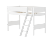 FLEXA WHITE Mellemhøj seng 143 cm med skrå stige og grooves sengehest 90x200 cm- Hvid