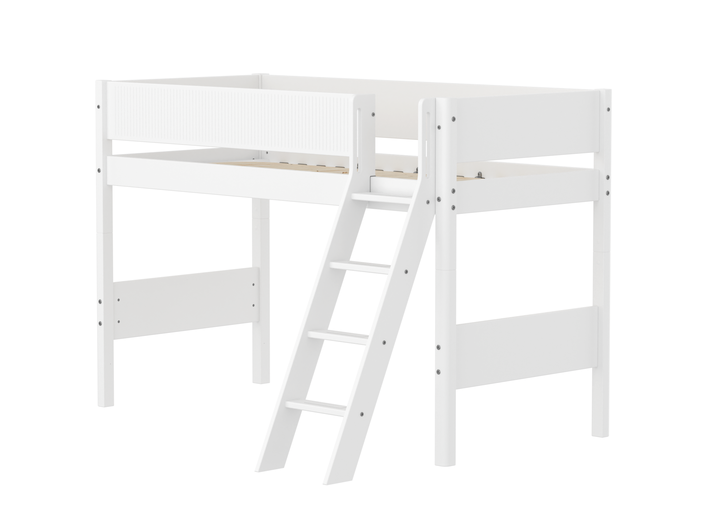 FLEXA WHITE Mellemhøj seng 143 cm med skrå stige og grooves sengehest 90x200 cm- Hvid