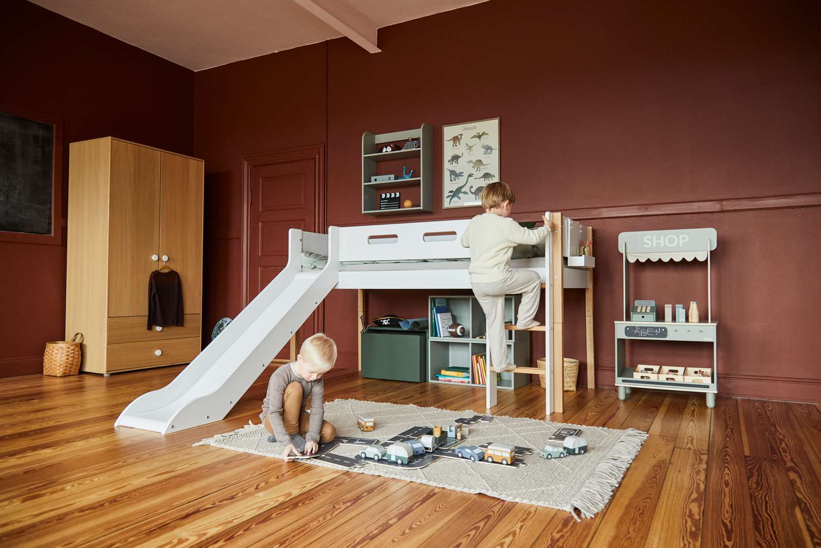 FLEXA NOR Halvhøj seng 120 cm med rutchebane, stige og cut out sengehest 90x200 cm - Hvid/eg