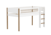 FLEXA NOR Halvhøj seng 120 cm med stige og crossbar sengehest  90x200 cm - Hvid/eg