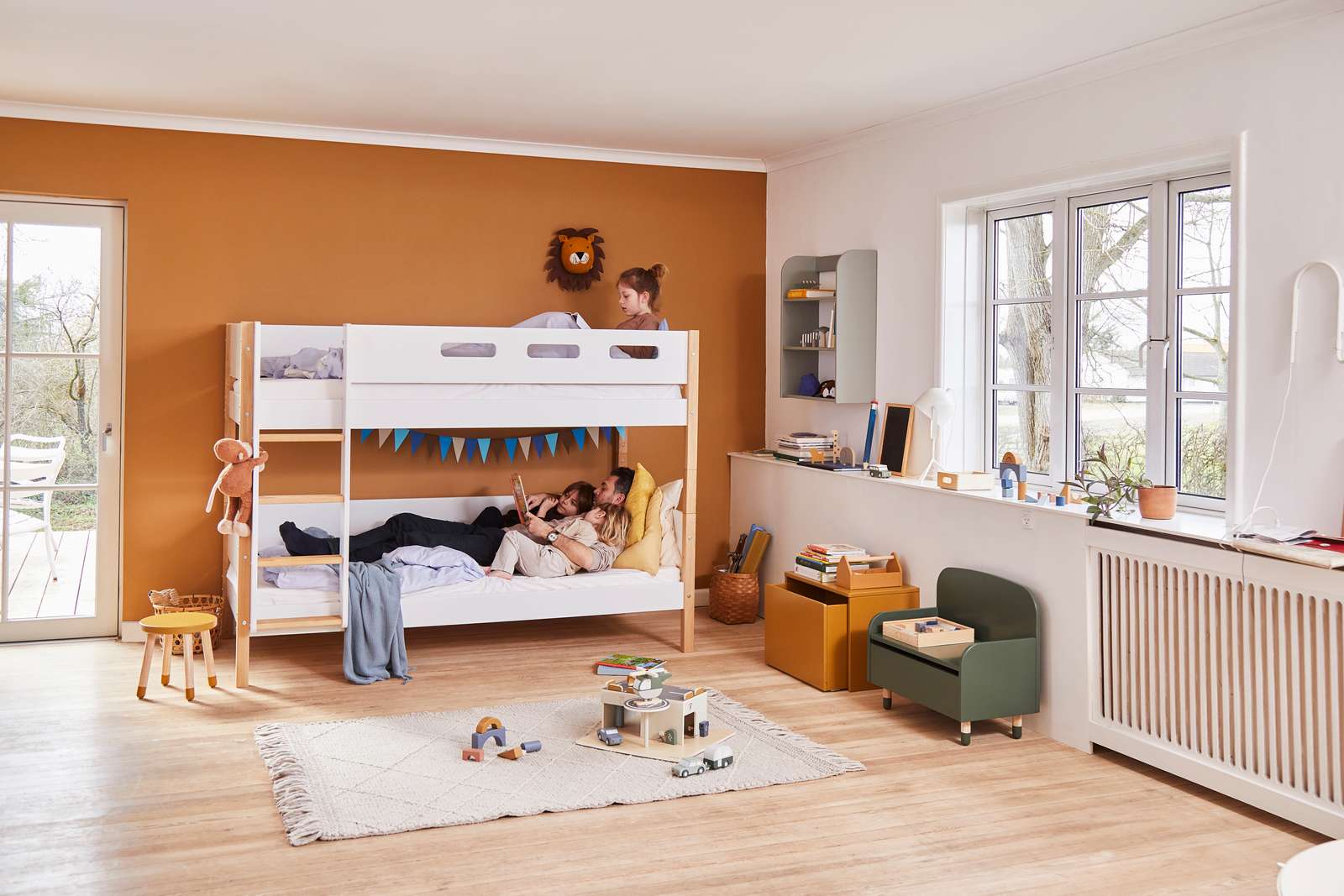 FLEXA NOR Køjeseng 154 cm med stige og cut out sengehest 90x200 cm - Hvid/eg