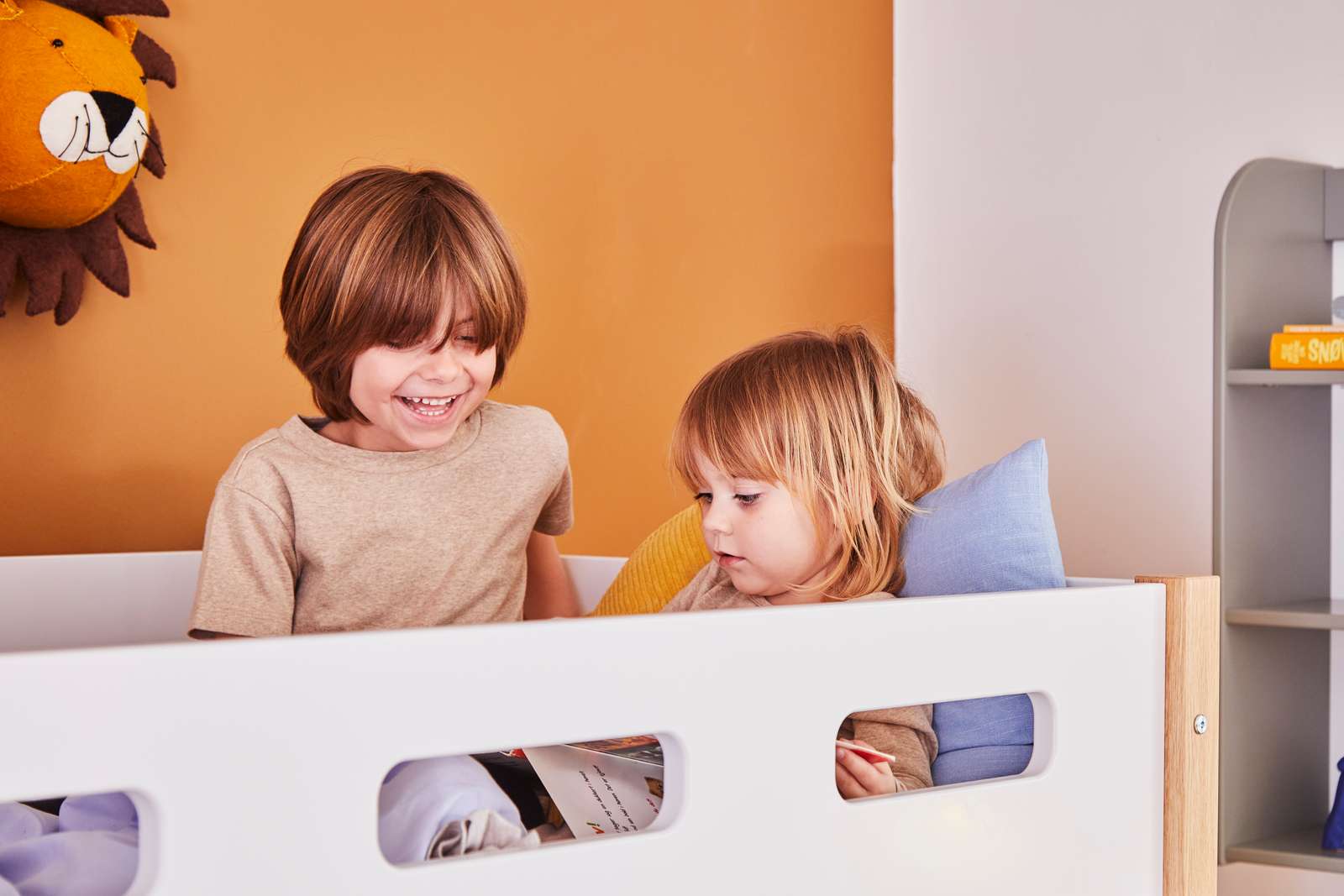 FLEXA NOR Køjeseng 154 cm med stige og cut out sengehest 90x200 cm - Hvid/eg