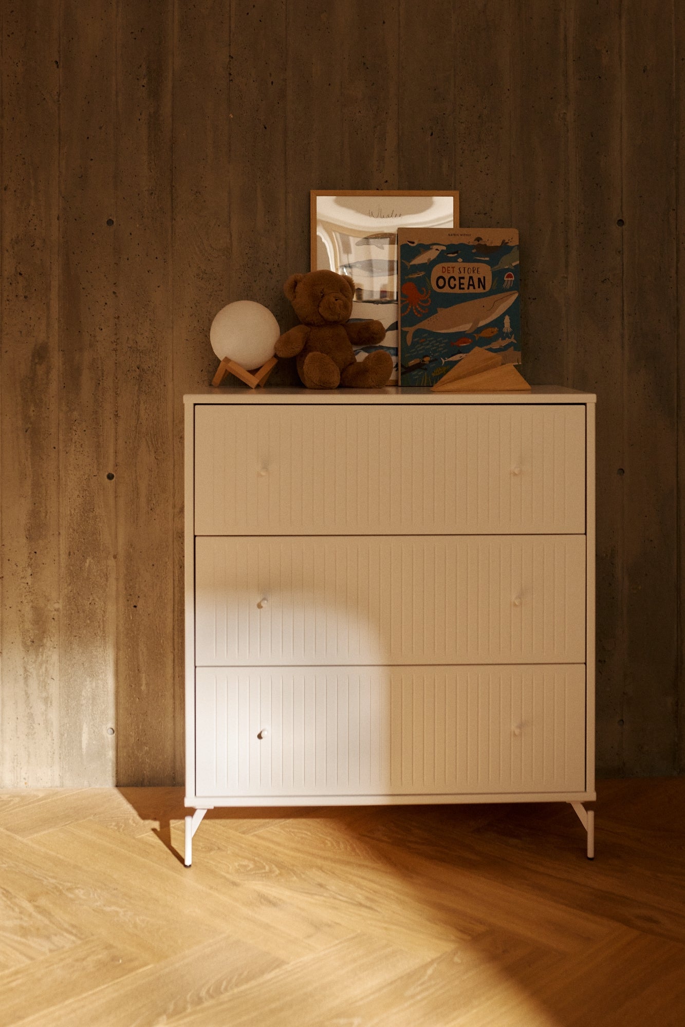 Flexa Saga Kommode 84x75,5x45 Hvid riller/Hvide ben og greb