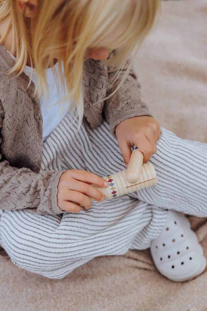 By Astrup Guiro I Træ