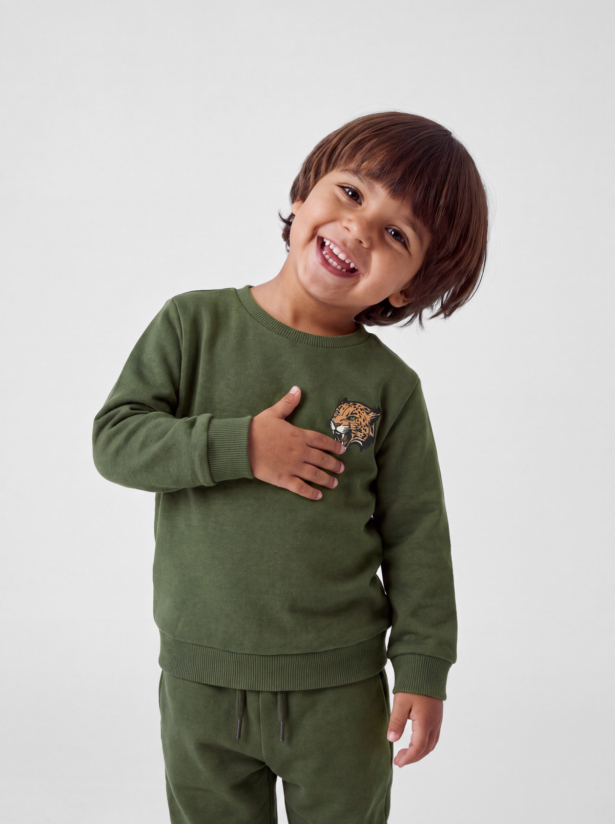 Name It Ensfarvet sweatshirt til mini dreng med lille bamsemotiv foran