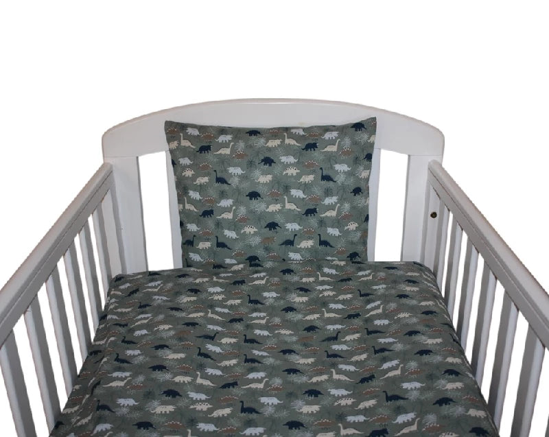 NM Baby sengelinned - grøn bund m/ farverige dinoer