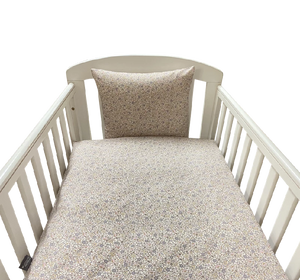 NM Baby sengelinned - lilla blomster ORGANIC