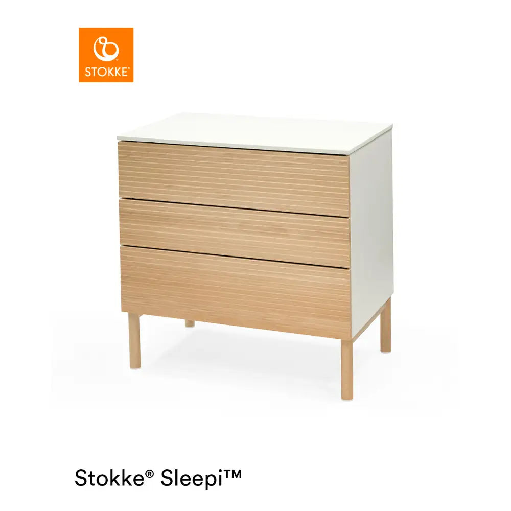 Stokke Sleepi kommode i natur til opbevaring af børnetøj