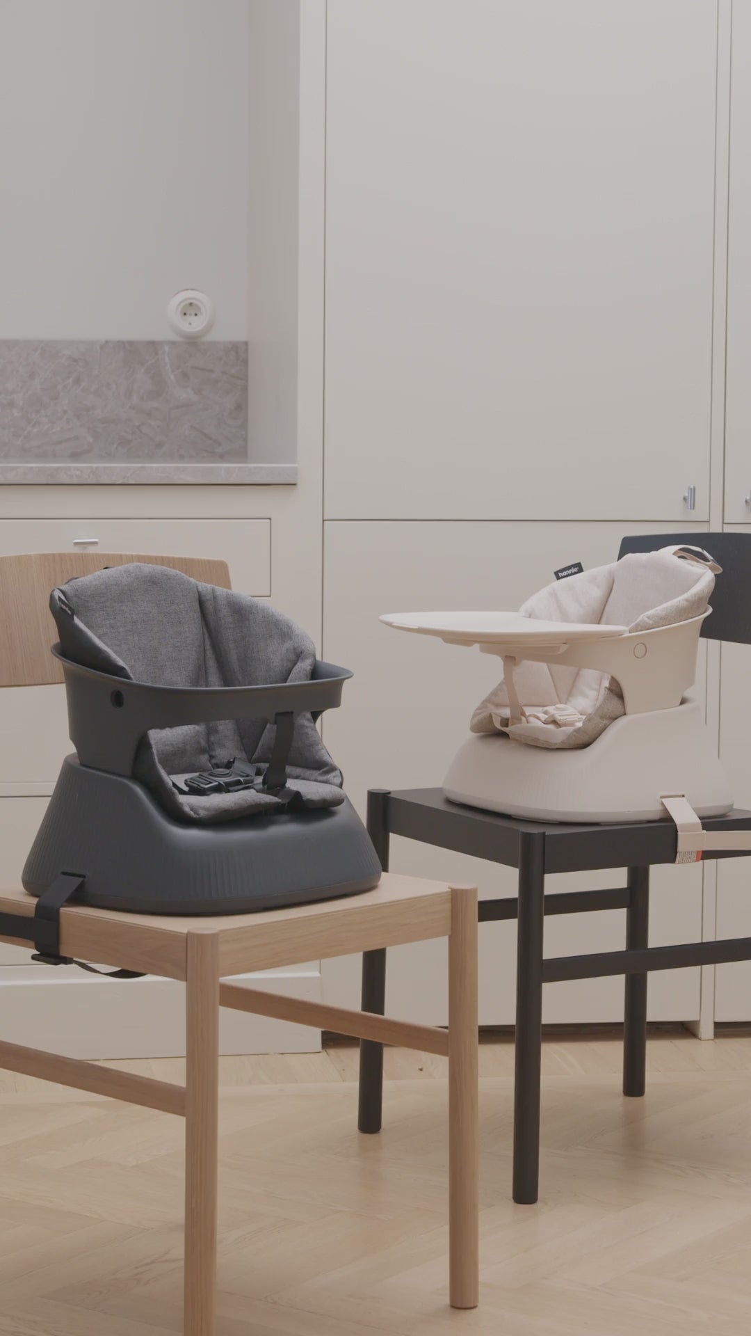 Indlæs video: Hannie Transportabel højstol - Charcoal Black