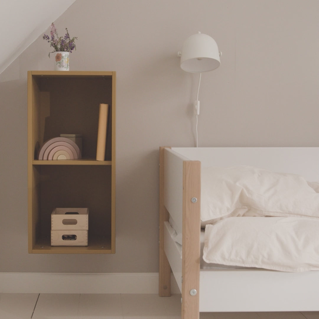 Indlæs video: FLEXA NOR Enkeltseng 90x200 cm - Hvid/eg