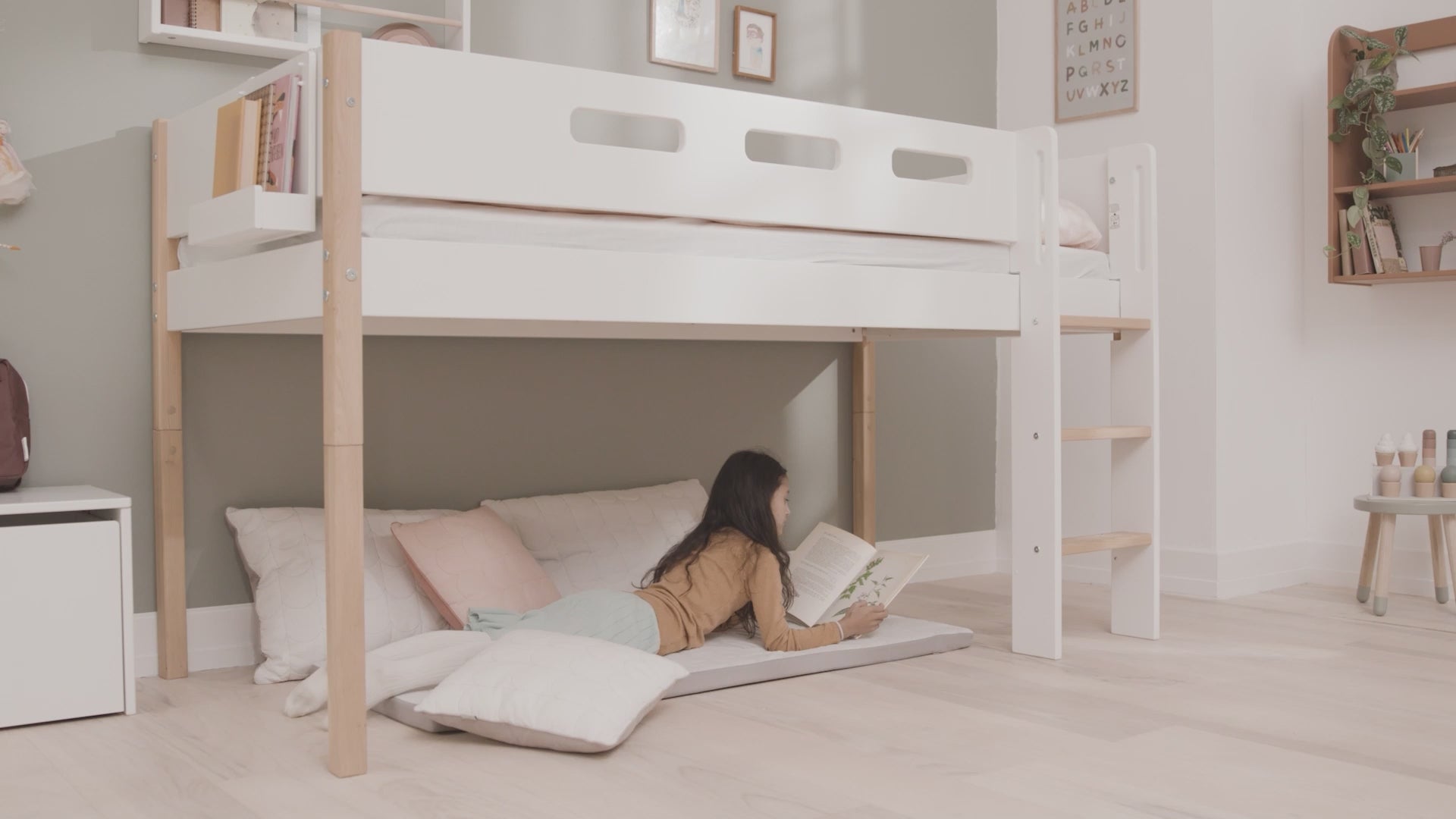 Indlæs video: FLEXA NOR Halvhøj seng 120 cm med stige og cut out sengehest 90x200 cm - Hvid/eg